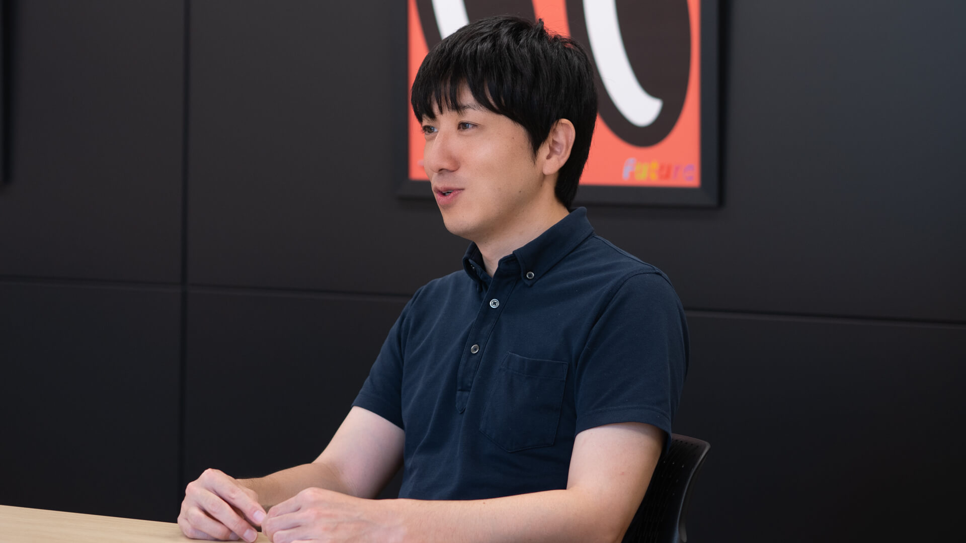 インタビューに答える斎藤