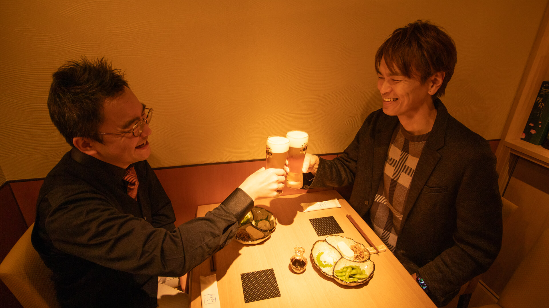 乾杯する2人の事業部長
