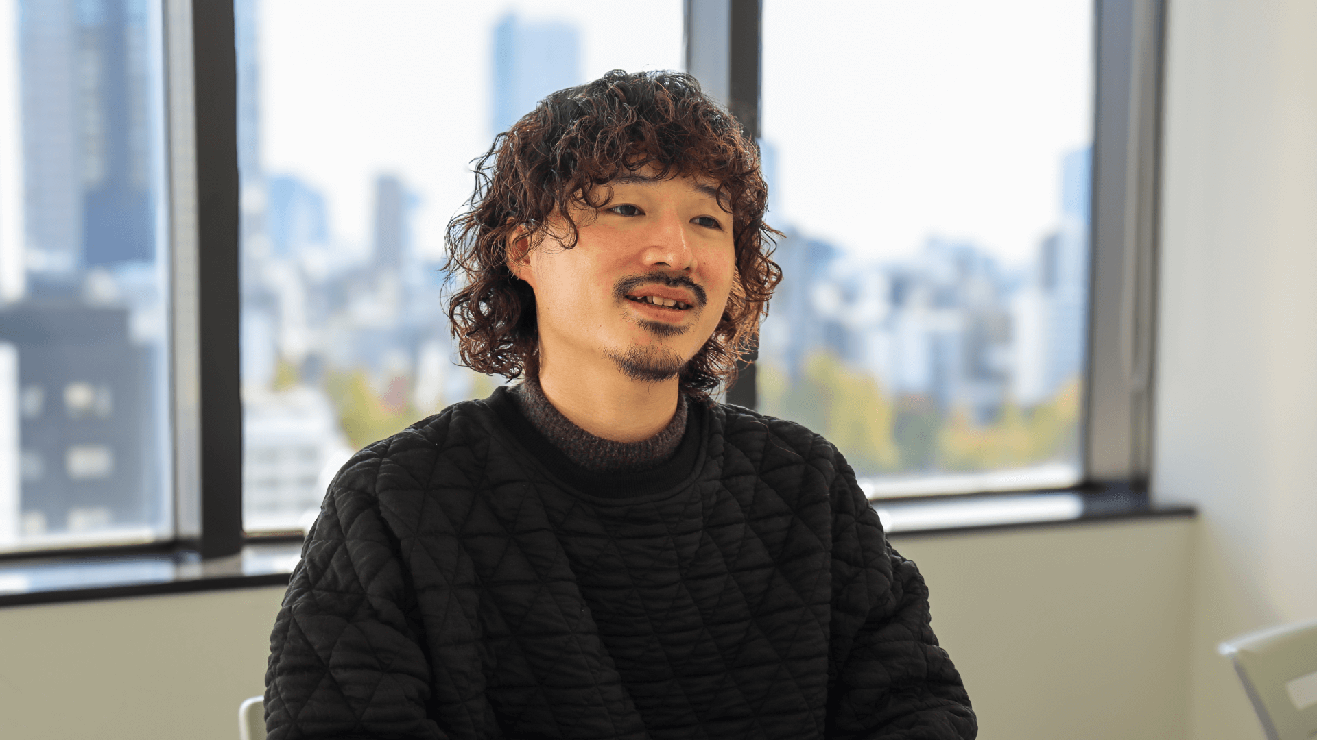 微笑みながら語る西田