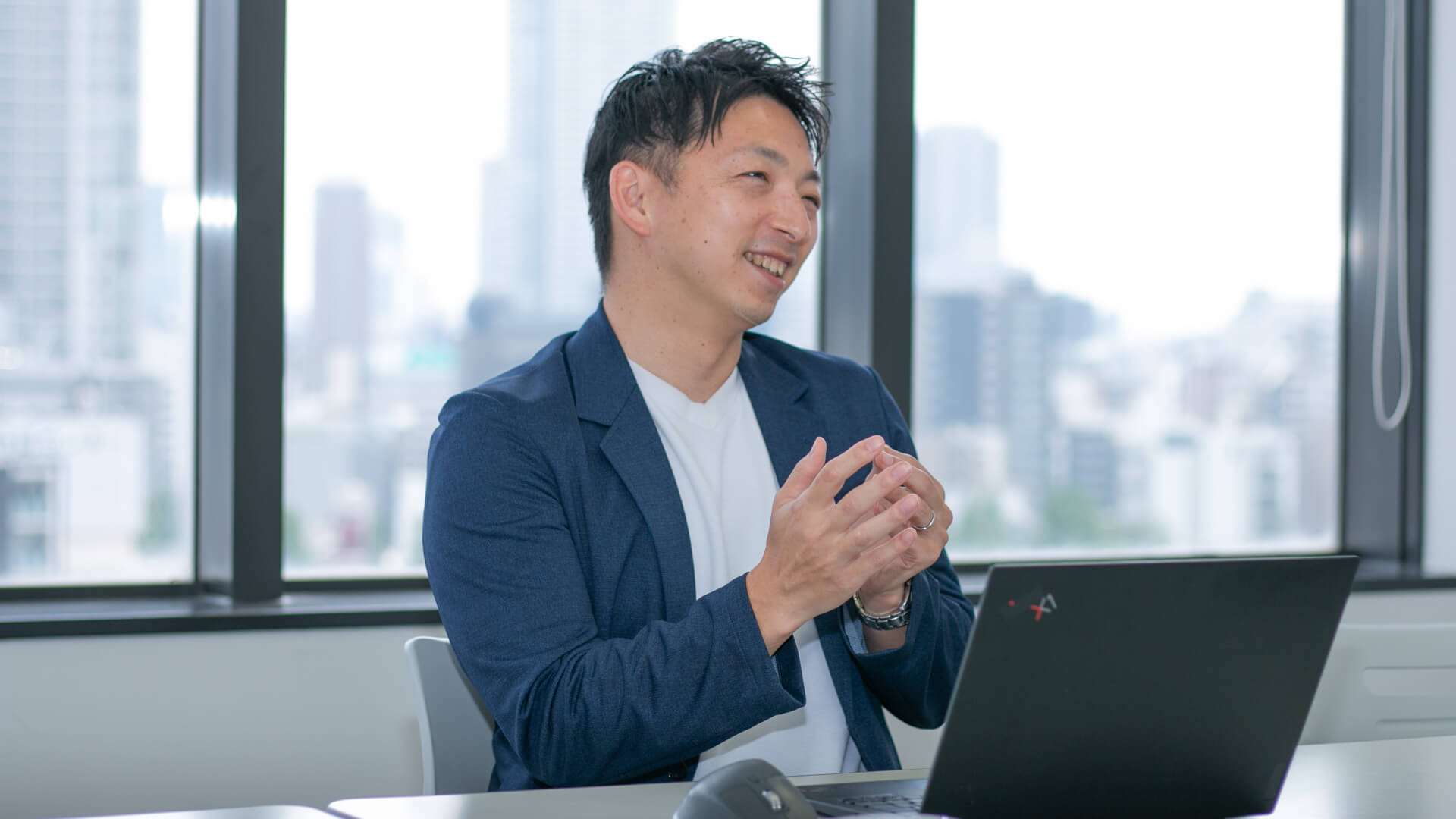 楽しそうに語る男性の様子