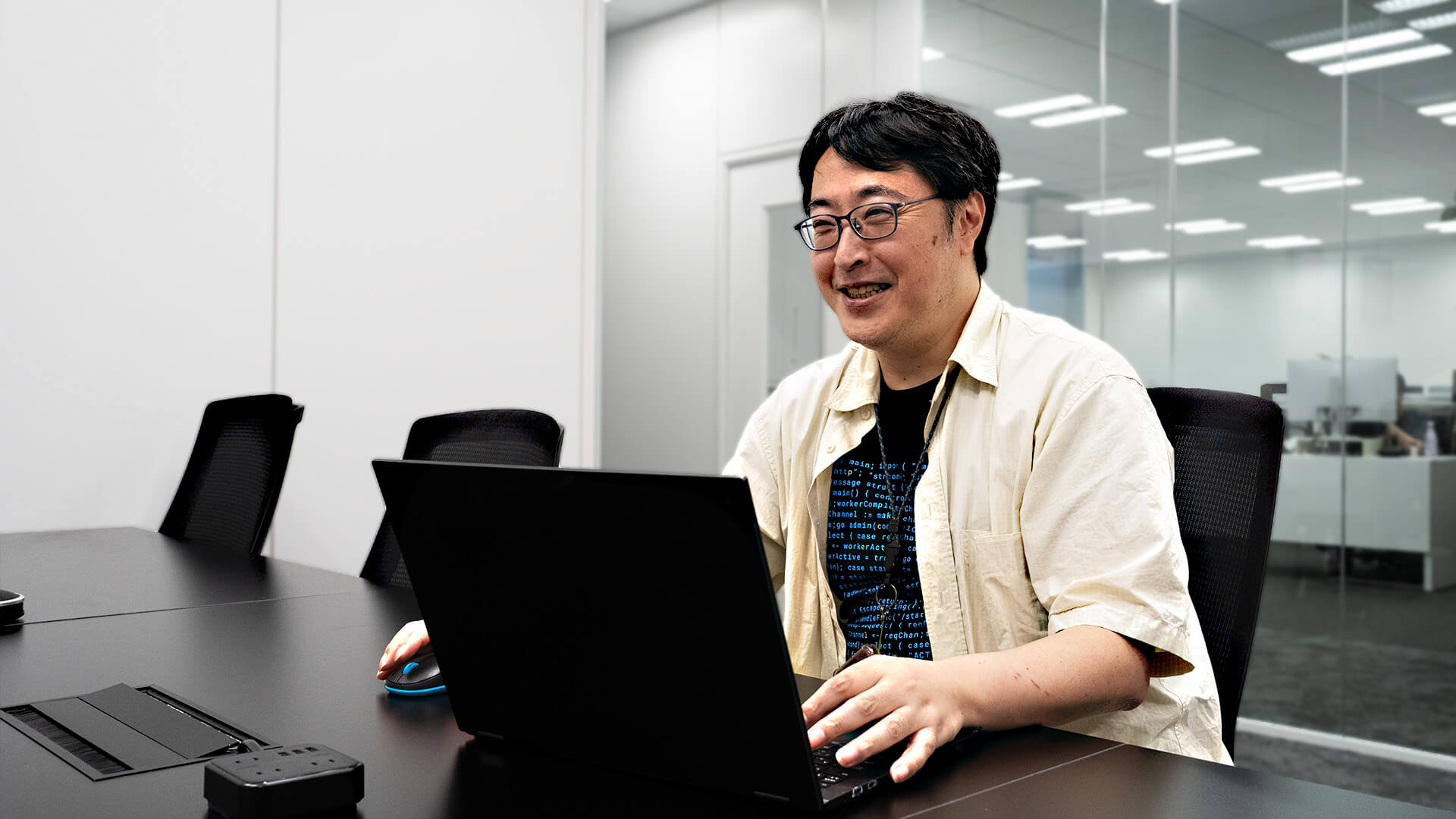 教材開発について語る酒井