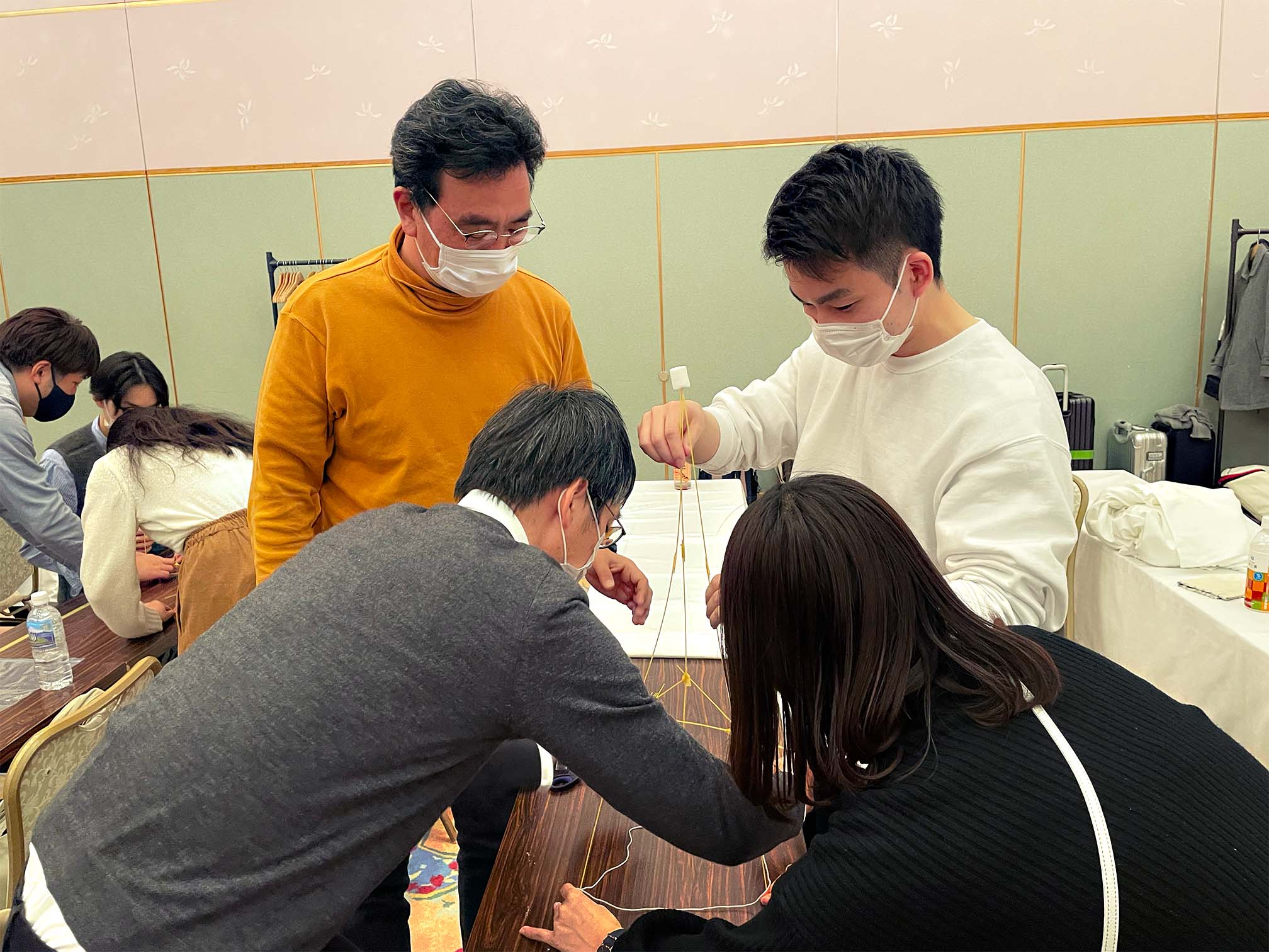 マシュマロチャレンジでタワーを制作する様子
