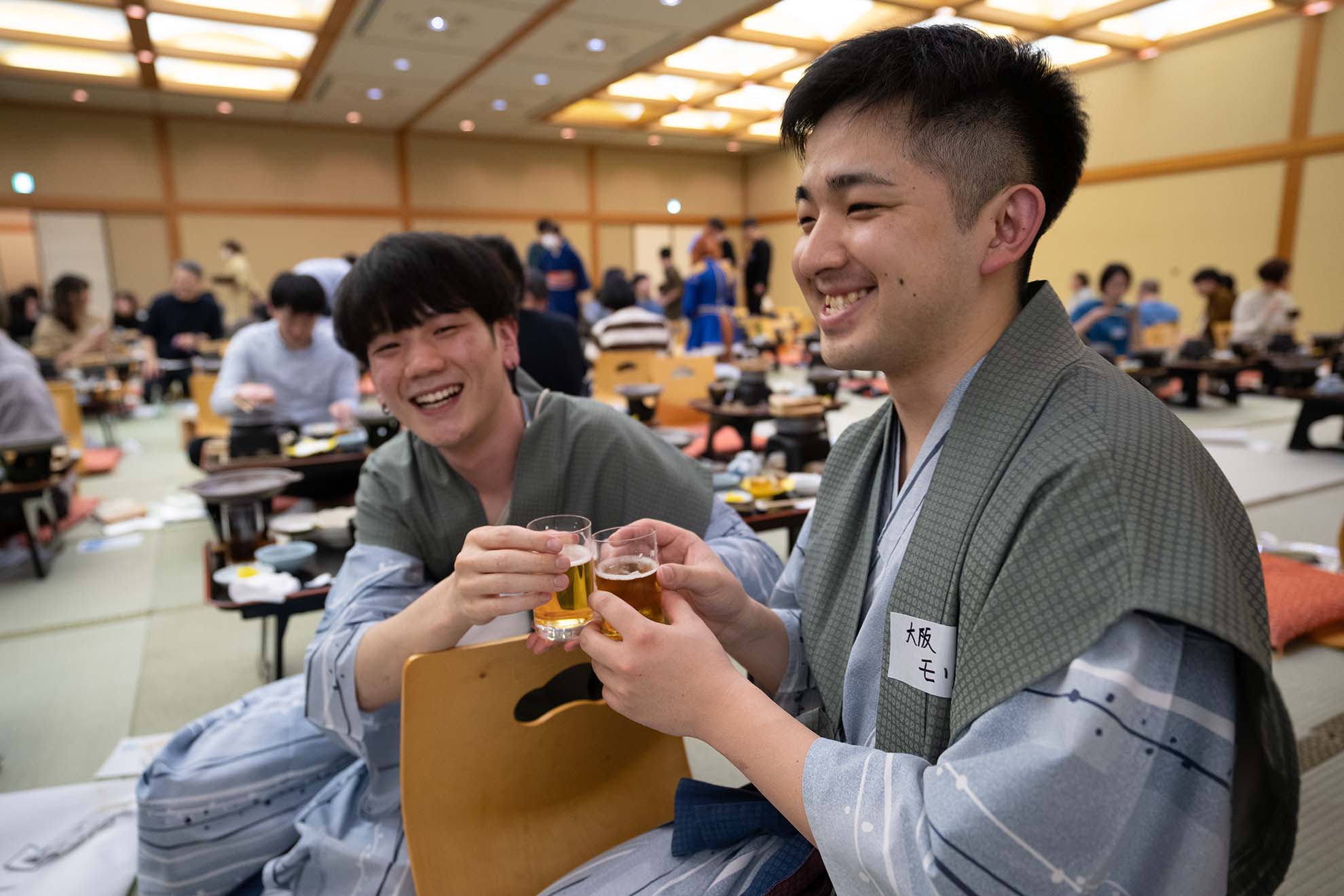 宴会で乾杯する様子