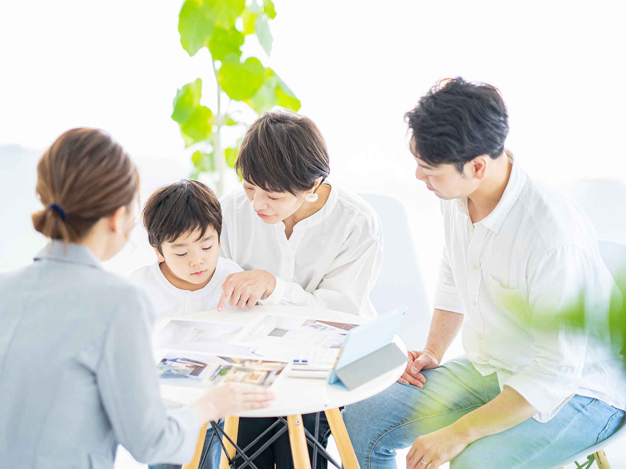 家族が相談員とライフプランについて話し合うようすを表すメインビジュアル