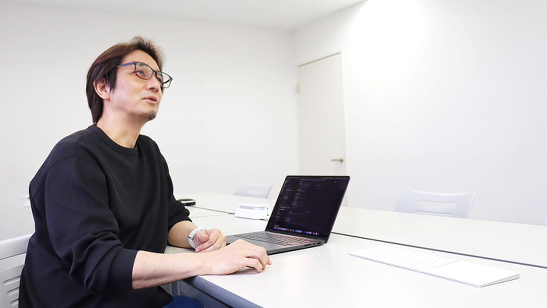 男性が話している様子