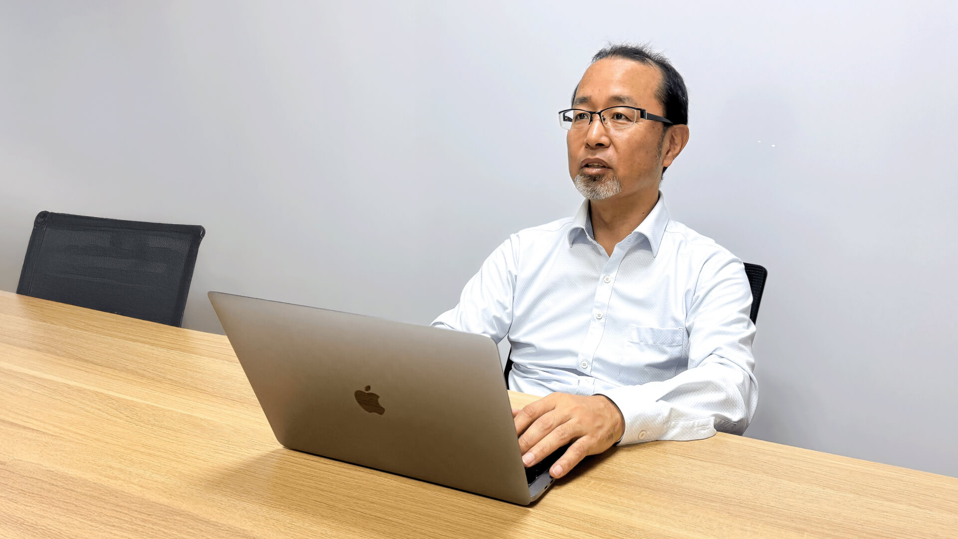 男性が話してる様子