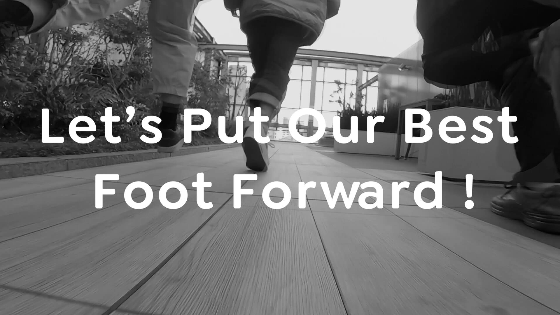 プロモーションムービー内で「Let’s Put Our Best Foot Forward」と書かれている写真