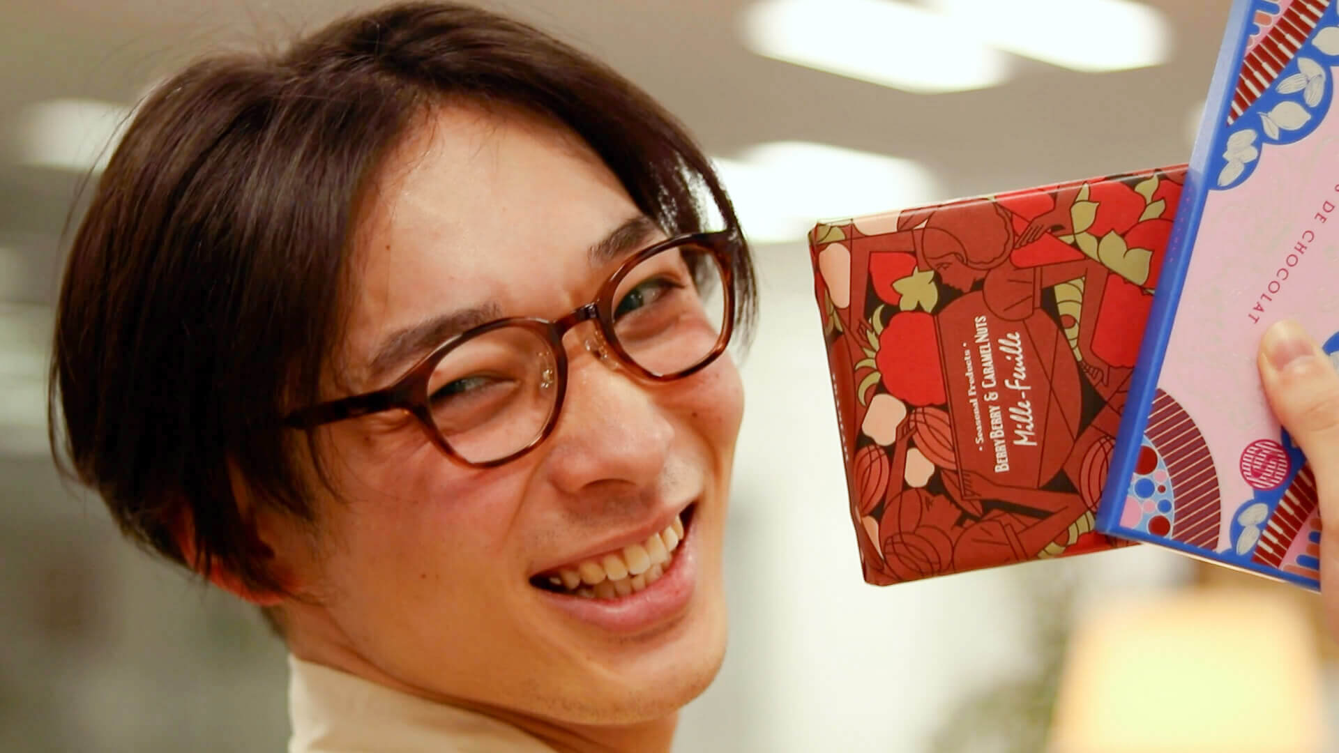 プロモーションムービー内で男性が楽しそうにしている様子