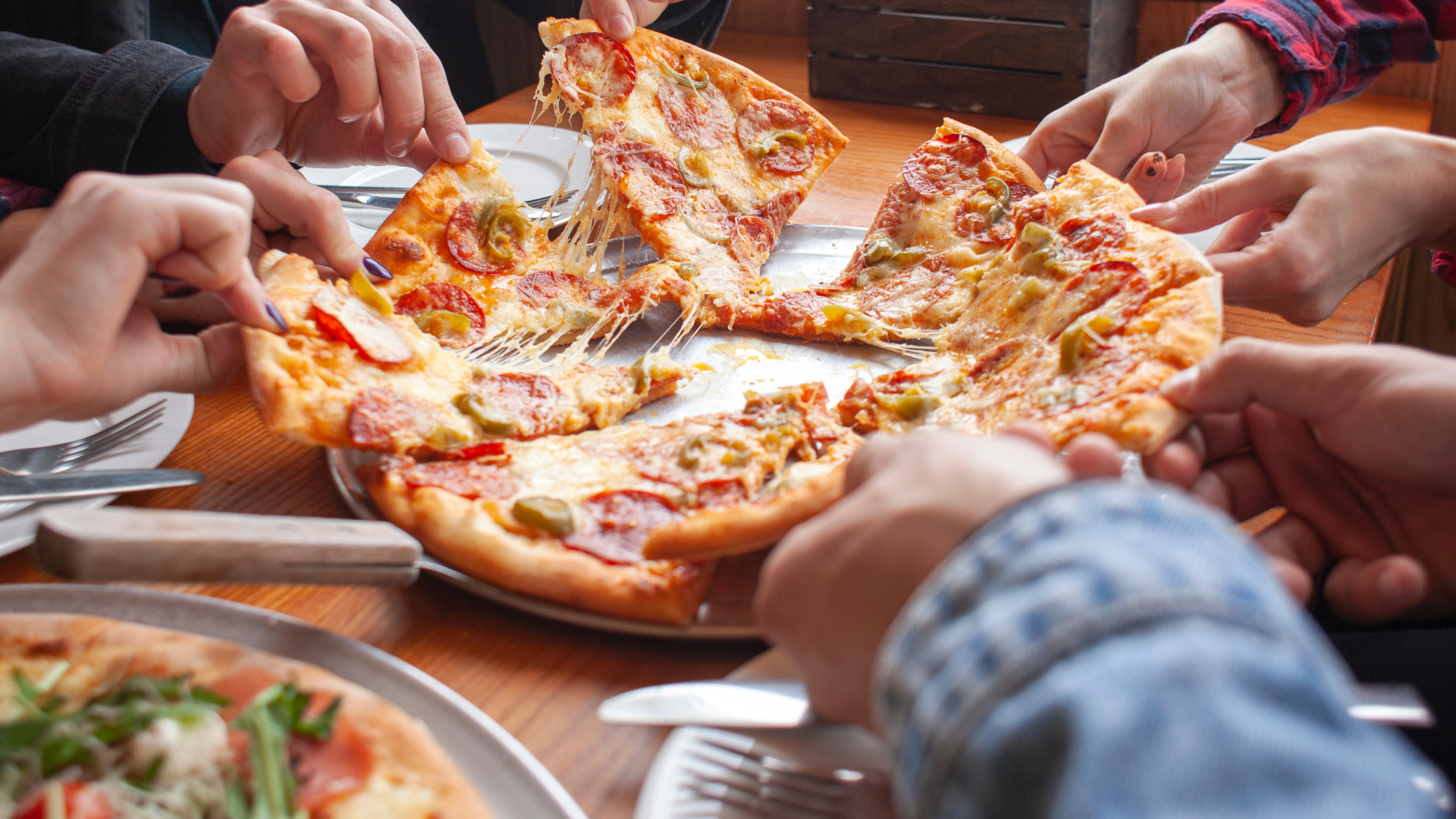 チームでの食事風景