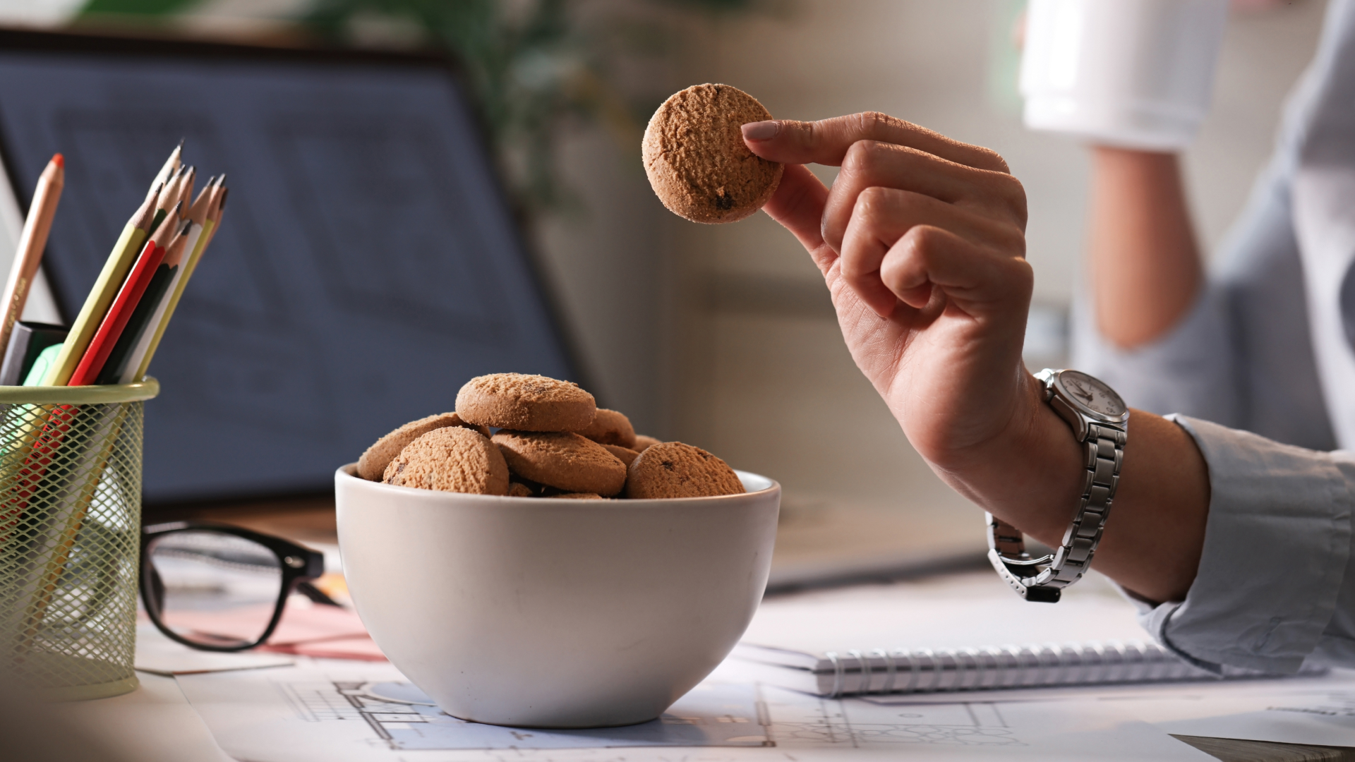 デスク上の各種お菓子と飲み物