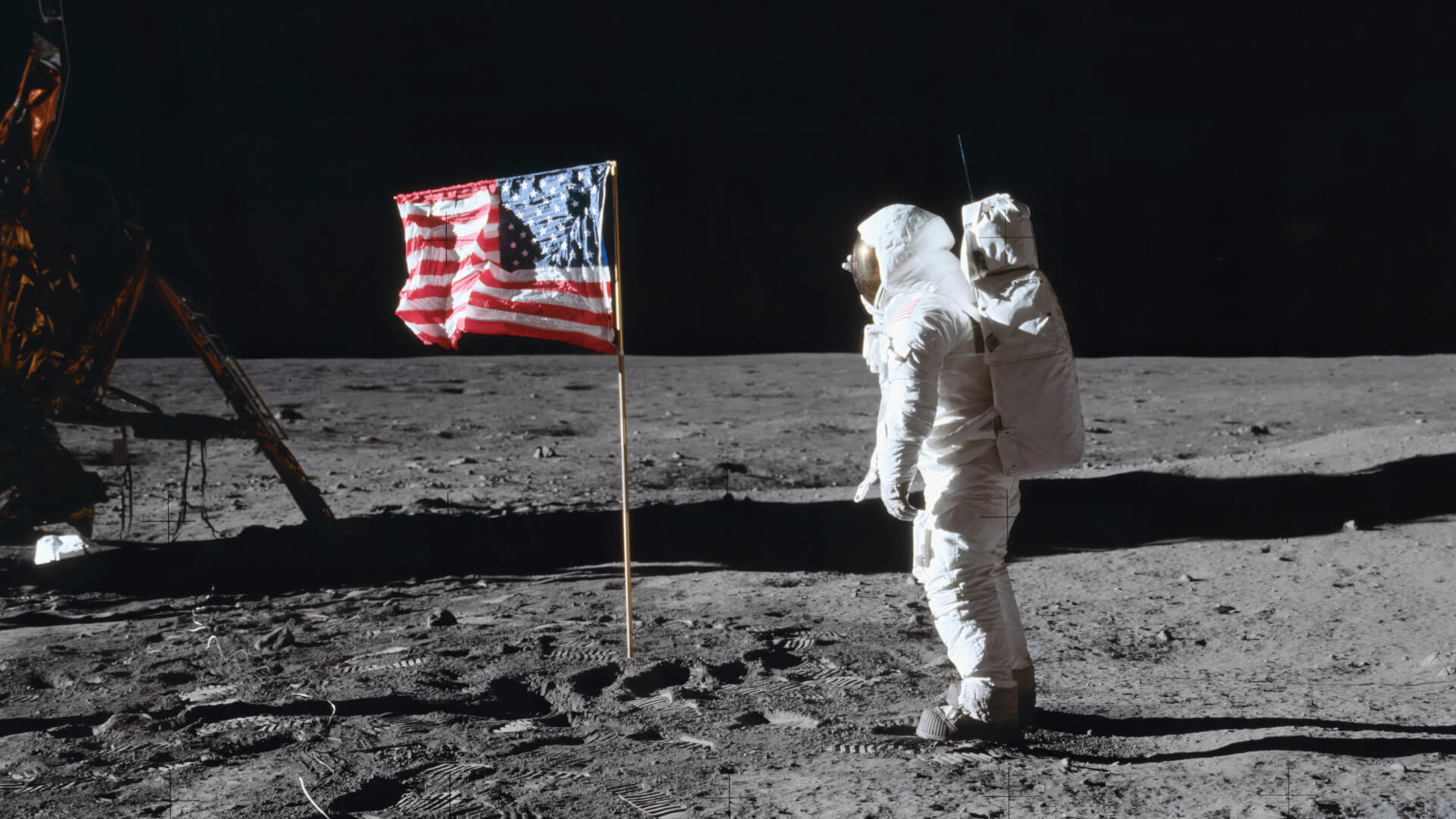宇宙飛行士が惑星に降り立っている画像(偉業の象徴)